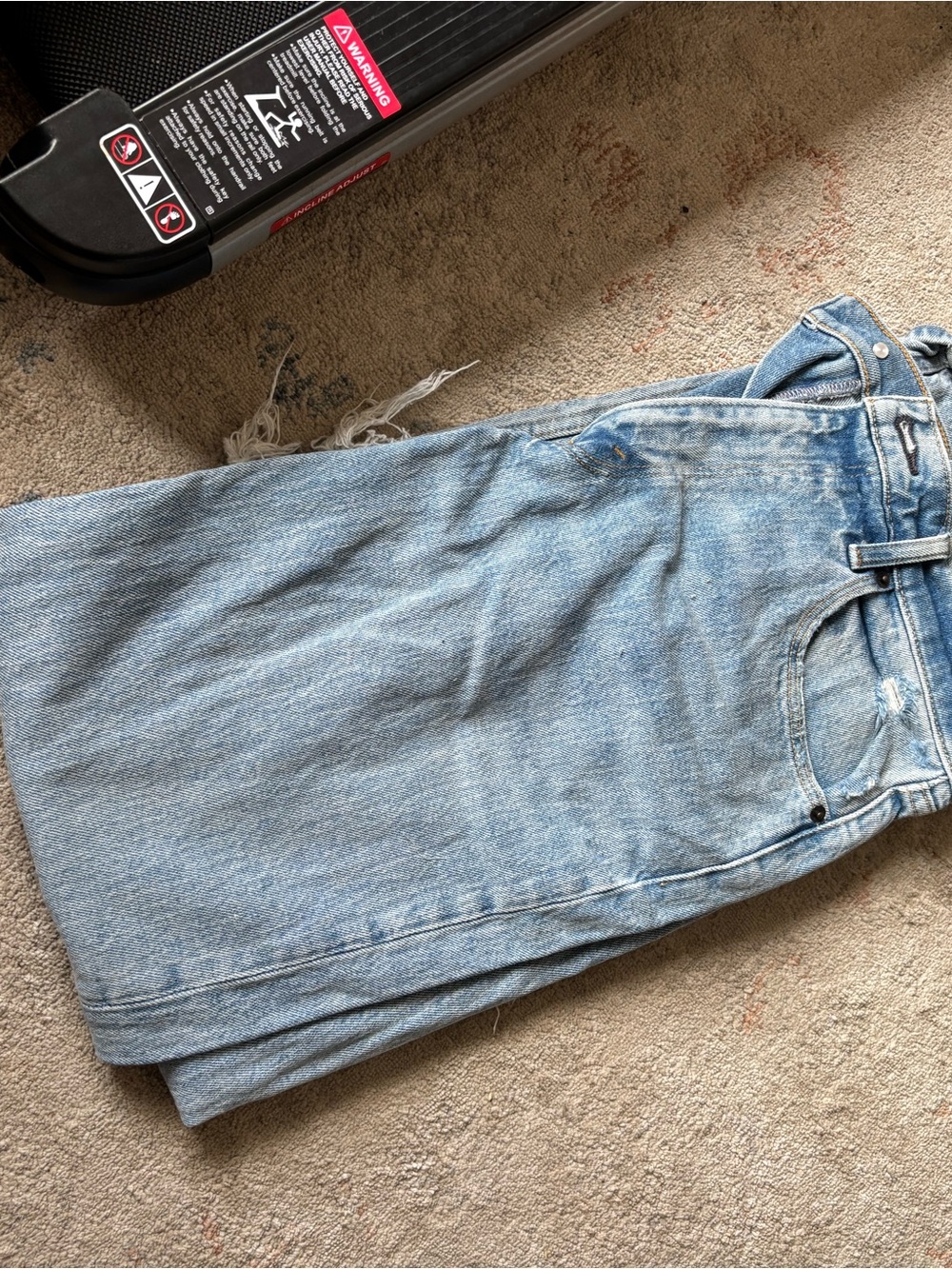 Abercrombie & Fitch 90s High Rise Jeans with Distressed Knee (light colour)